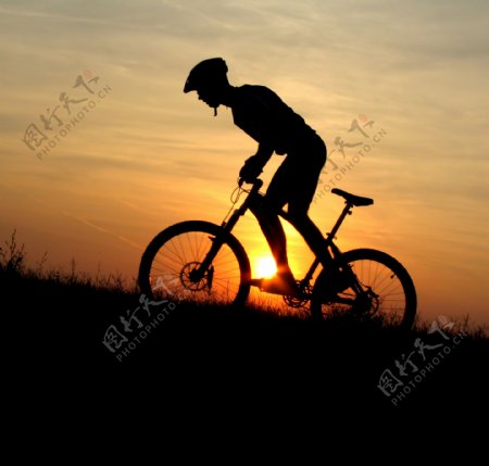 山地车骑单车晚霞天空