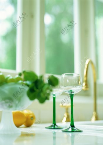 餐桌上的酒杯水果图片