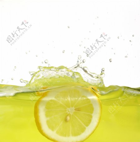 柠檬掉入水中的瞬间高清图片