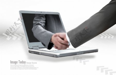 笔记本电脑上握手的商务人物
