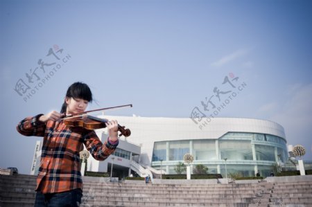 拉小提琴的学生图片