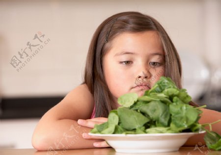 吃蔬菜的孩子图片