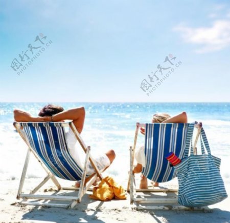 夏日海滩沙滩休闲度假的情侣图片