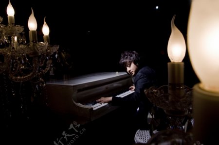 广州拍摄黄忠忧郁的钢琴图片