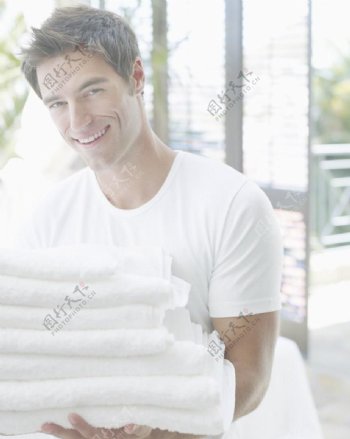手拿浴巾的男人图片