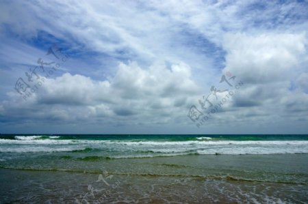乌云密布下的大海图片