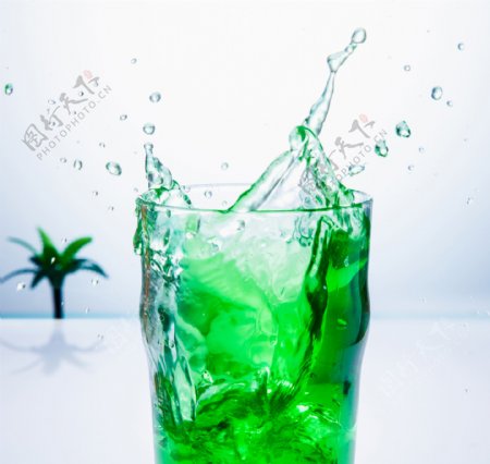 溅起的绿色饮料