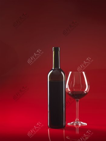 红酒与高脚酒杯图片