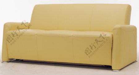 欧洲风格的三座黄色的沙发