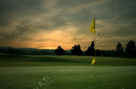 夕阳下的高尔夫球场
