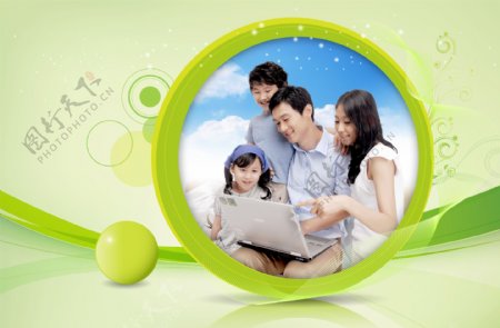 绿色条纹和上网的一家人