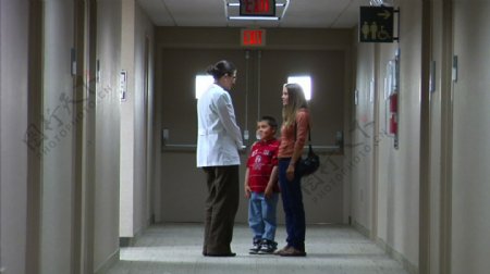 医生妈妈和儿子在走廊股票视频讲话视频免费下载