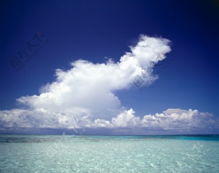 海边白云图片