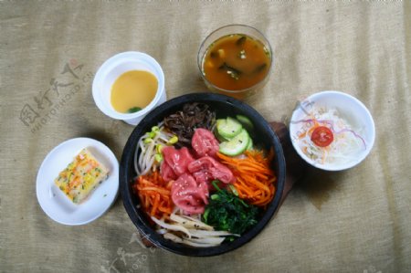 韩式套餐烤牛肉石锅饭图片