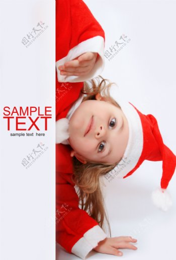 广告牌后圣诞可爱小女孩图片