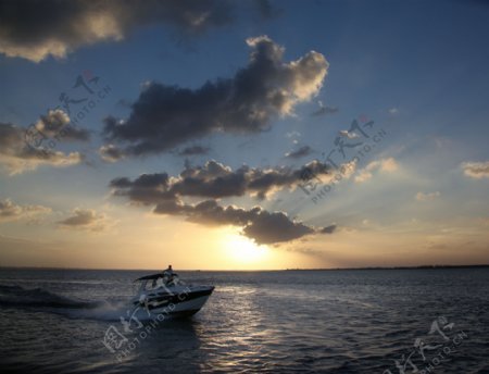 夕阳下的游艇图片