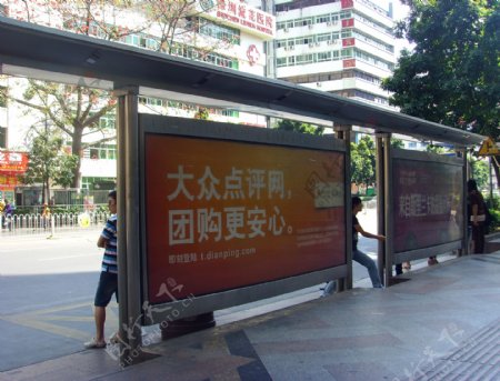 车站广告牌图片