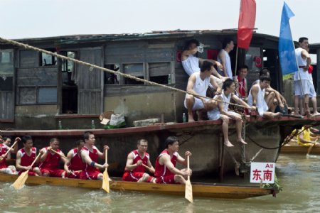 东莞传统划龙舟比赛图片
