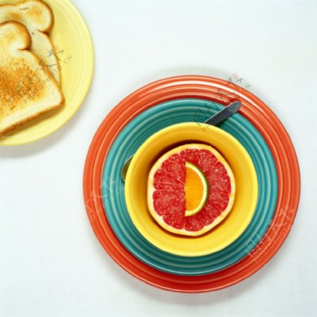 彩色碗盘早餐