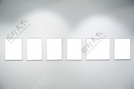 展览室里的空白画框图片