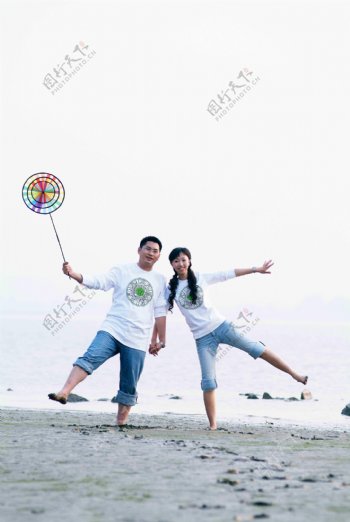 在海滩嬉戏的情侣图片