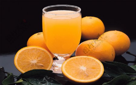 玻璃杯橙子果汁