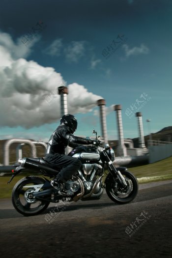 烟筒旁新款摩托车图片