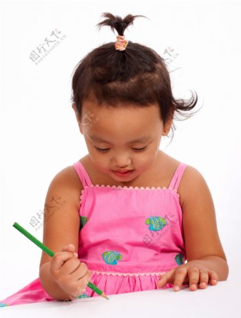 小女孩专注于画画