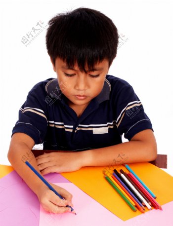 男孩与他的彩色铅笔画画