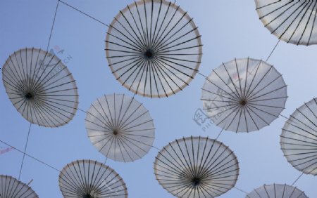 节日雨伞形状的彩灯图片