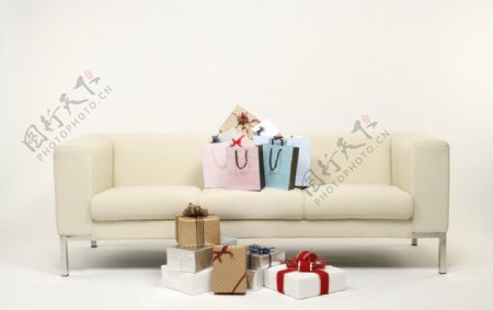 礼物和白色沙发图片