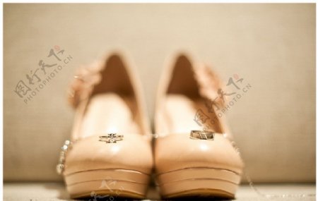 婚鞋上的戒指图片