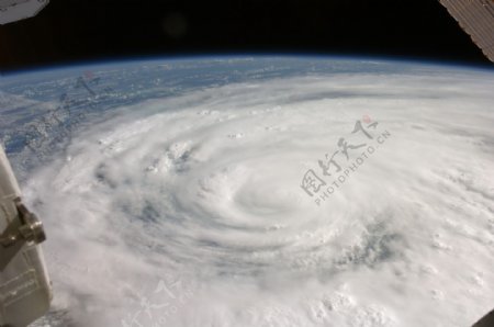 飞船上看台风图片