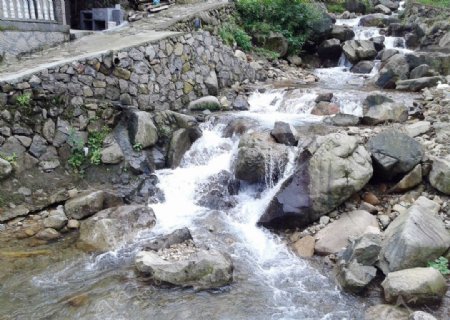 溪水石头小河图片