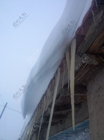 农村老屋房檐下的冰溜子图片