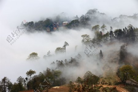 雾锁山村图片