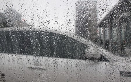 雨水玻璃窗外的车子图片