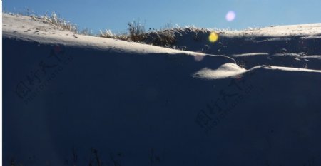 雪地光影图片