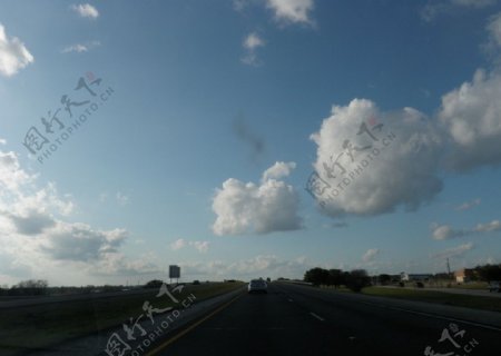 公路上朵朵白云图片