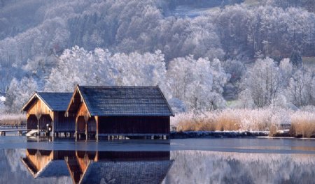 冬季雪后小木屋图片