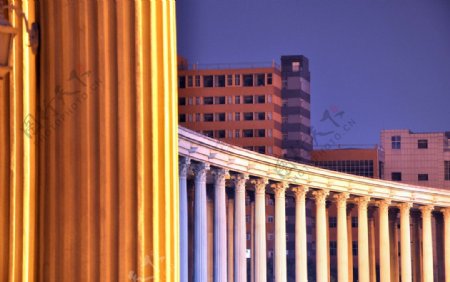 广场上的罗马柱图片