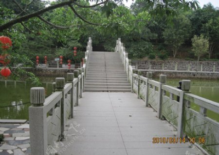 公园里的拱桥图片