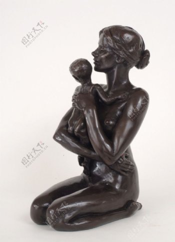 母亲抱孩子的雕刻图片