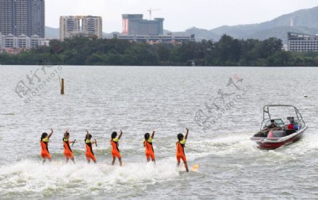 女装多人单板划水表演图片