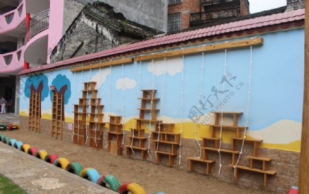 幼儿园攀爬墙图片