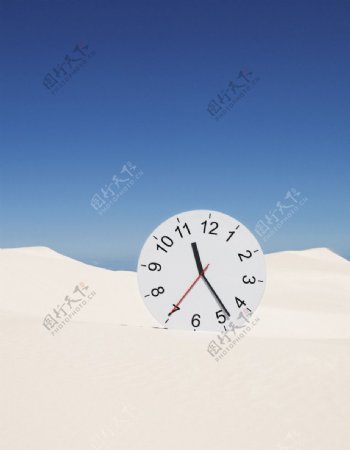 沙漠中的钟表图片