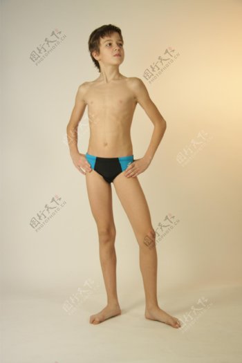 穿着游泳短裤的男孩图片