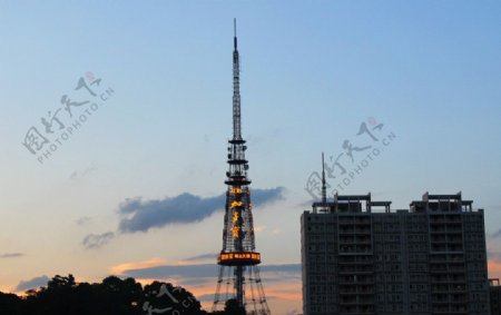 夕阳下的广州电视塔图片