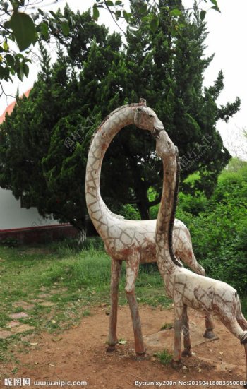 长颈鹿雕塑图片