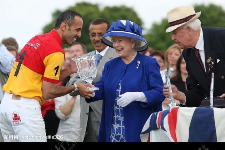 马球运动员颁奖英女王图片